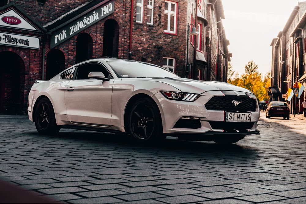 Auto Samochód Biały Ford Mustang wynajem ślub wesele sesje teledyski