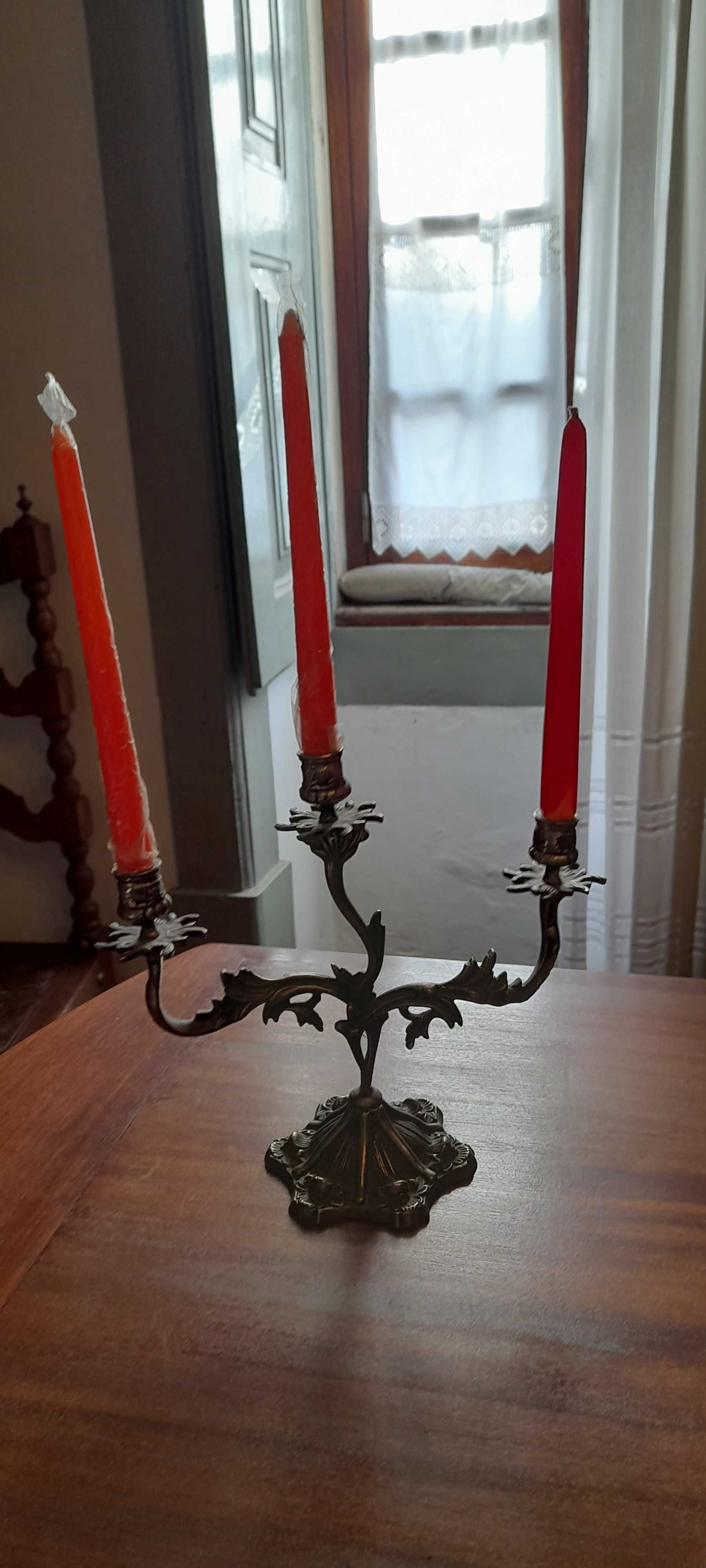 2 castiçais em metal de 3 velas cada um