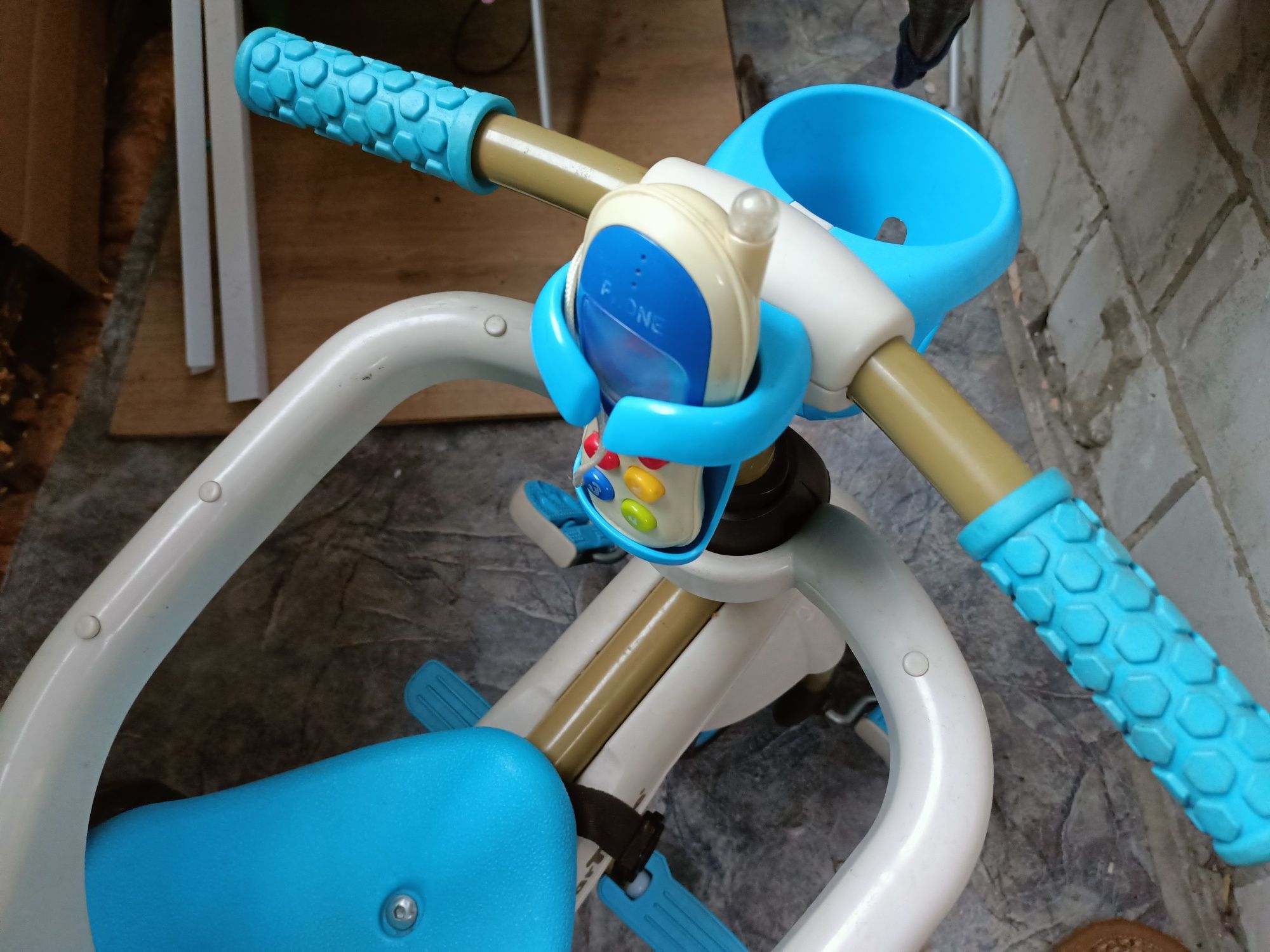 Дитячий триколісний велосипед з підстаканником і ручкою