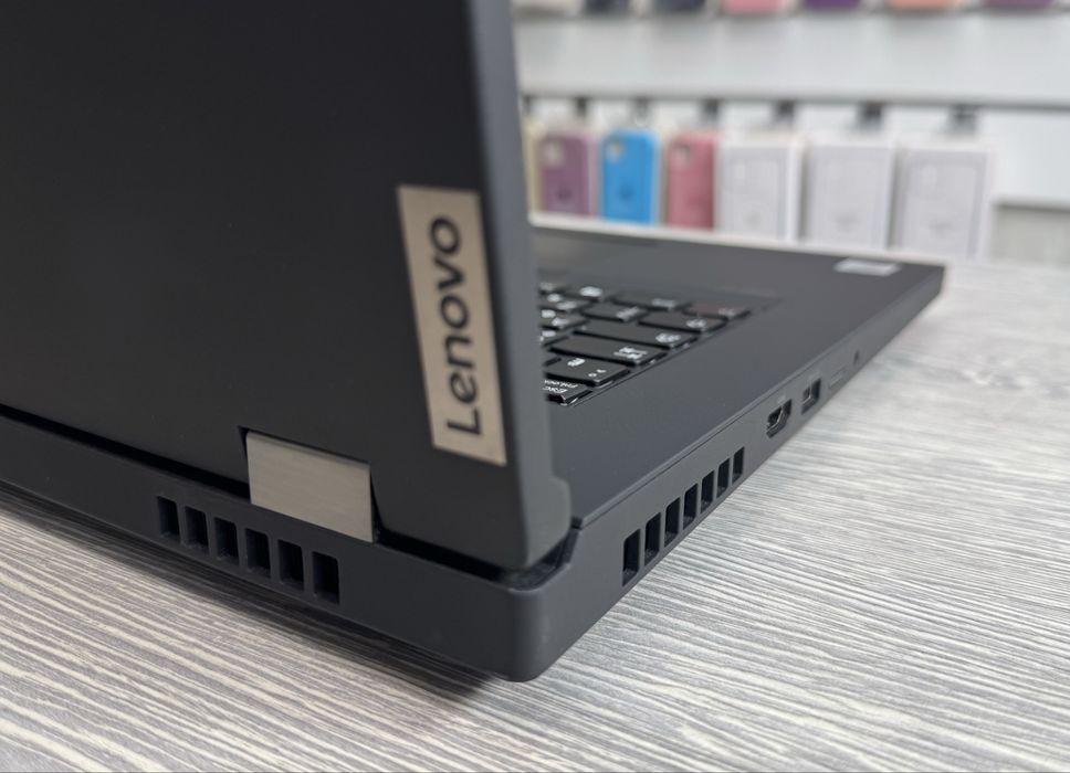 Lenovo ThinkPad 17 / i7 (10750H) / RAM 32 / RTX 3000 6 GB / SSD 512 GB