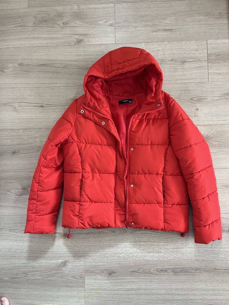 Женская курточка зимняя Reserved красная S
