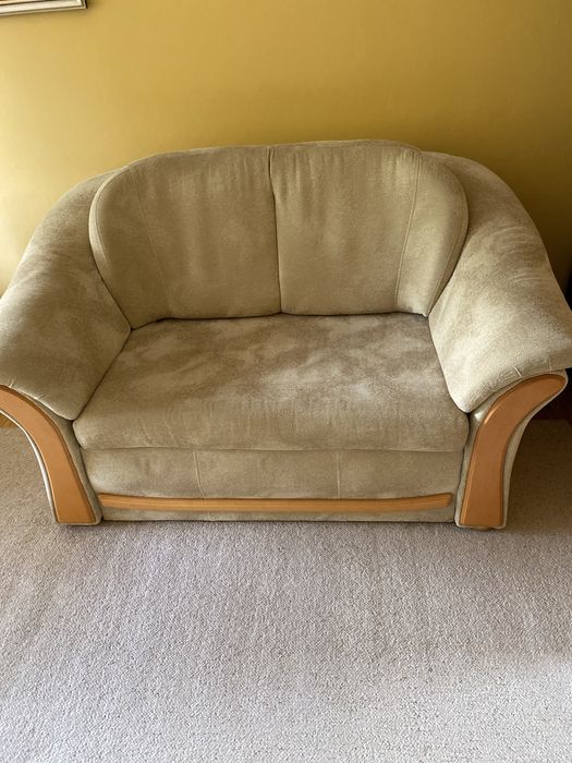 Kanapa z funkcją spania i pojemnikiem na pościel.