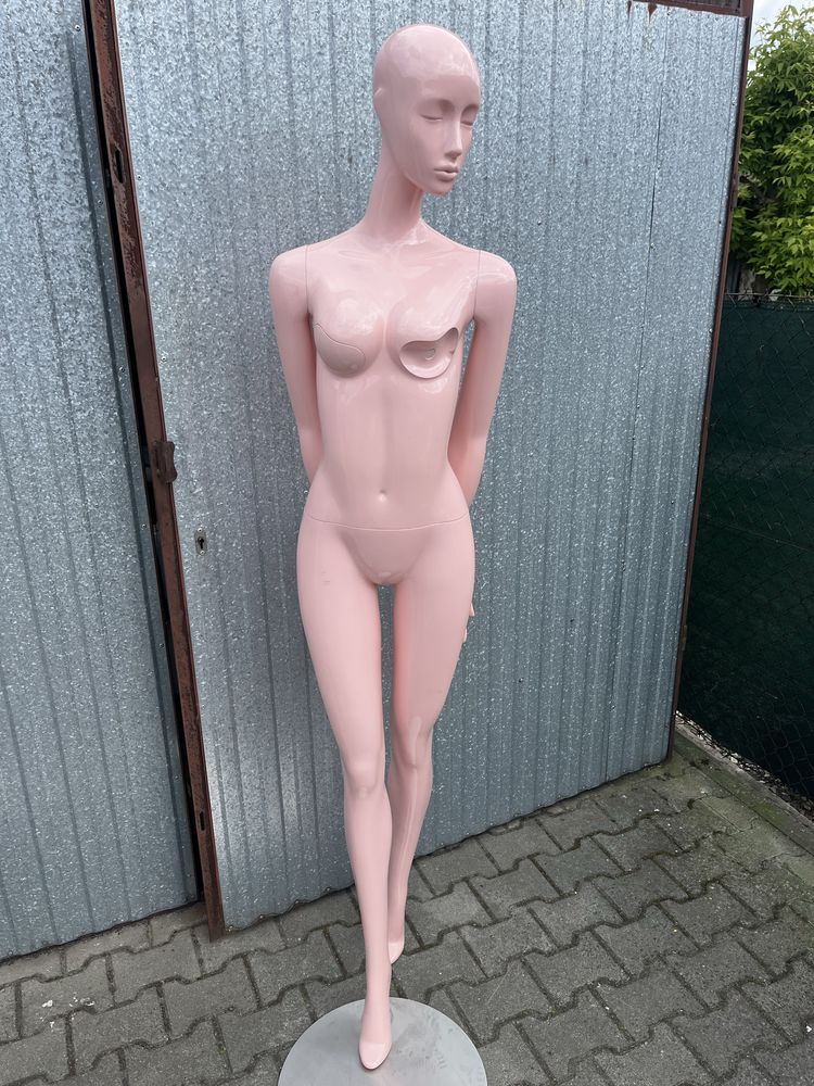 Manekiny siedzące oraz stojące
