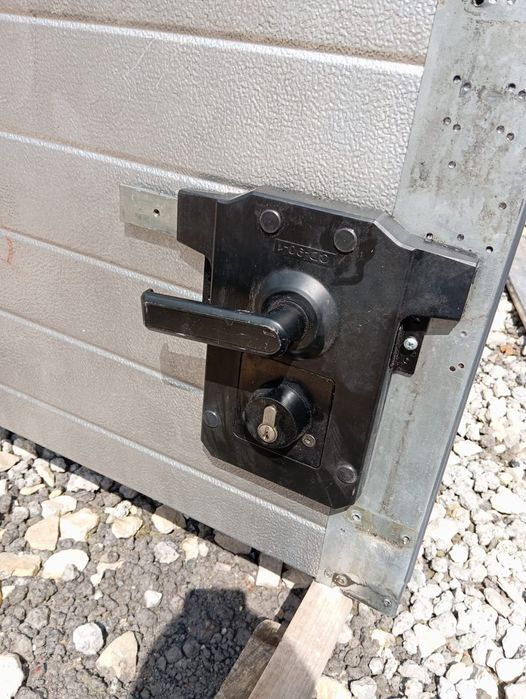 Brama garażowa panelowa segmentowa przemysłowa  405x303 wysoka