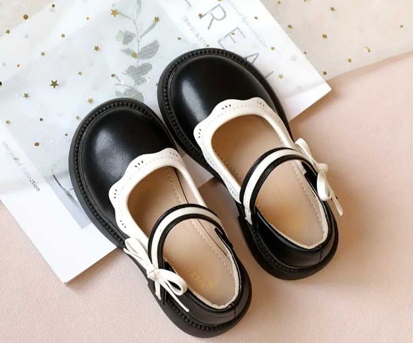 Нові туфельки для дівчинки