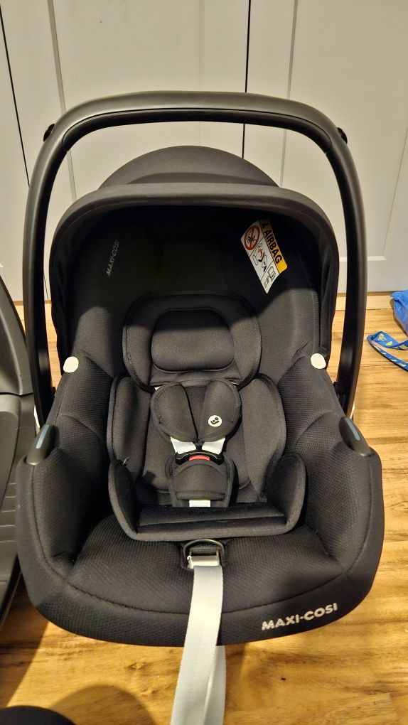 Maxi cosi cabriofix i-size + baza isofix familyfix 3