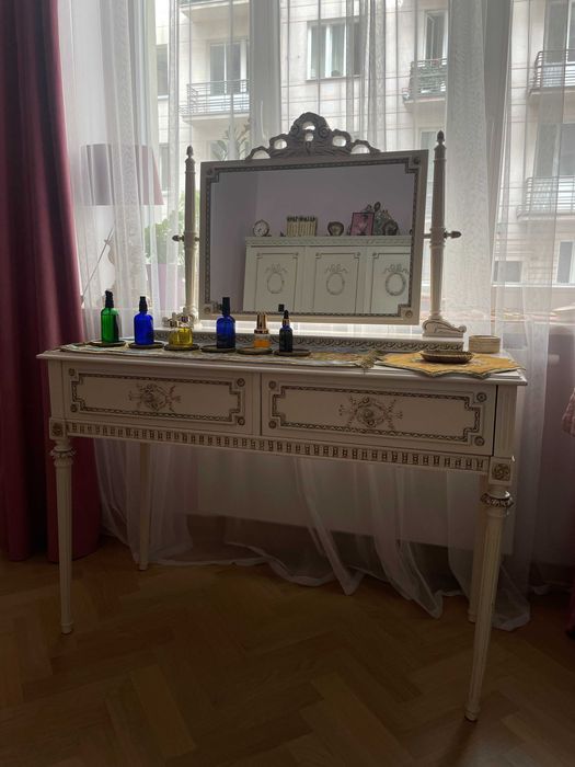 Stylowa toaletka z lustrem vintage – do makijażu lub pałacowych wnętrz
