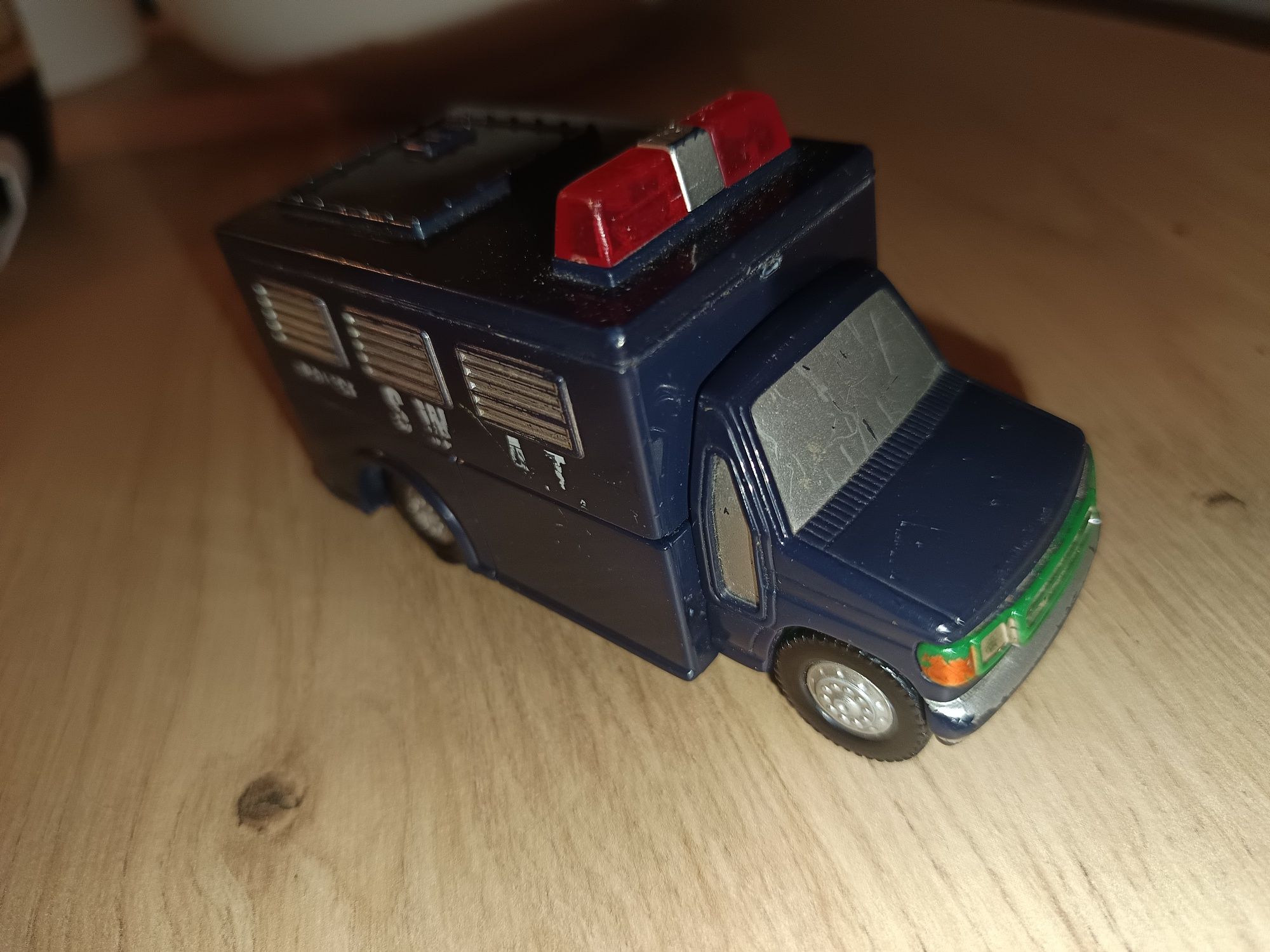 Samochód van oddziału SWAT Transformers robot