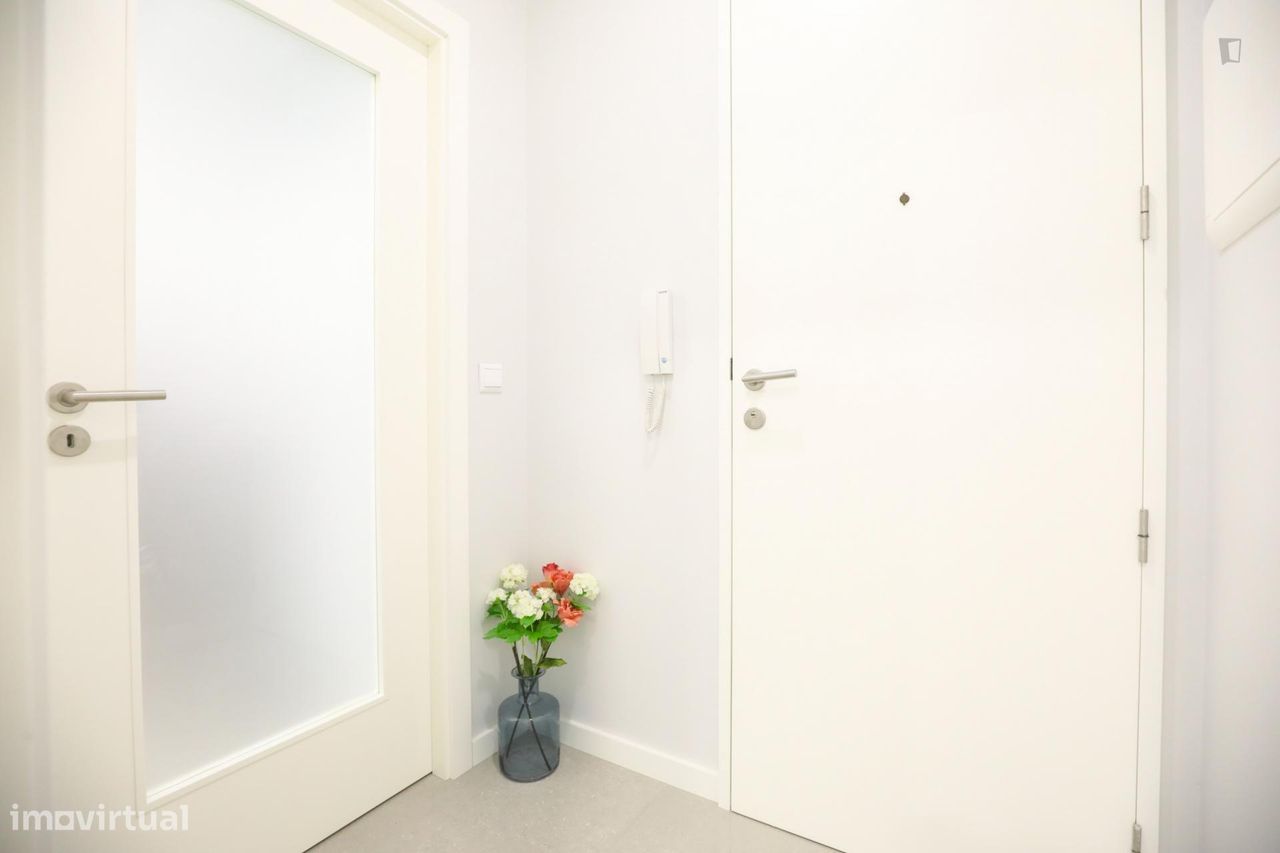 634970 - Quarto com cama de casal e varanda em...