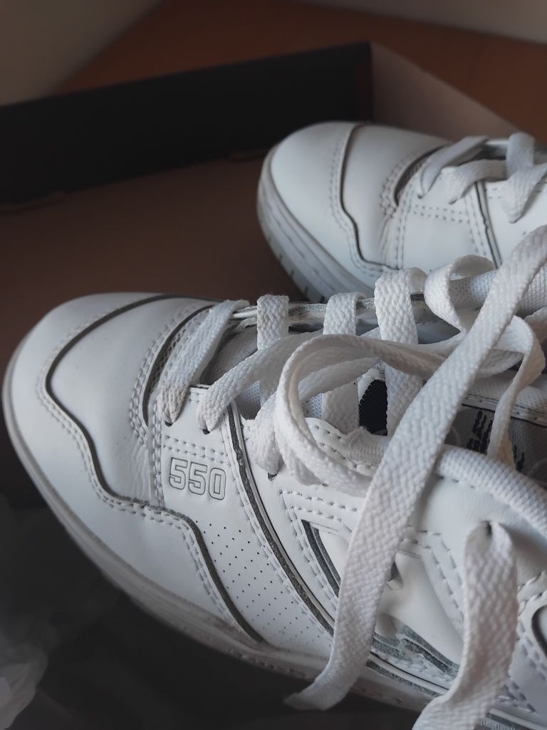 Sapatilhas New Balance modelo 550