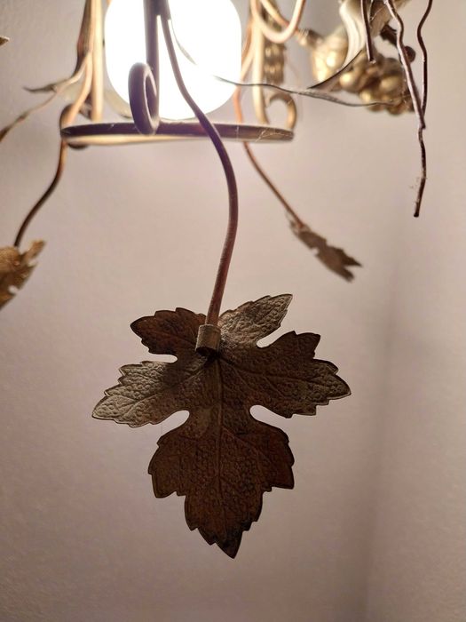 candeeiro de teto antigo, com motivos campestres