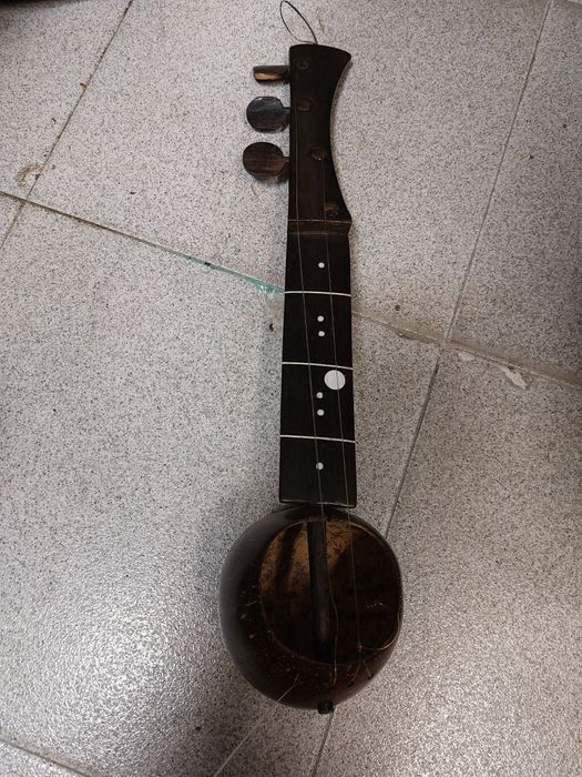 Instrumento musical de cordas (coco e madeira)

Este instrumento music