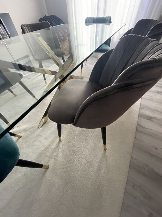 Mesa  com pés em dourado e 6 Cadeiras