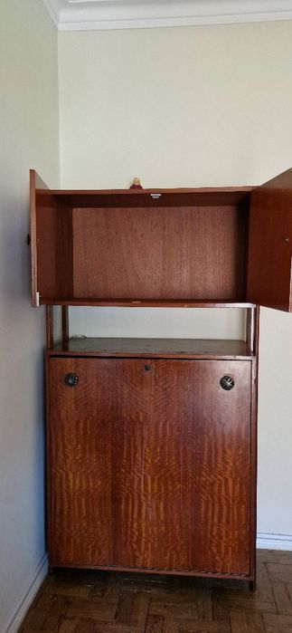 Móvel com armário e cama de solteiro incorporado