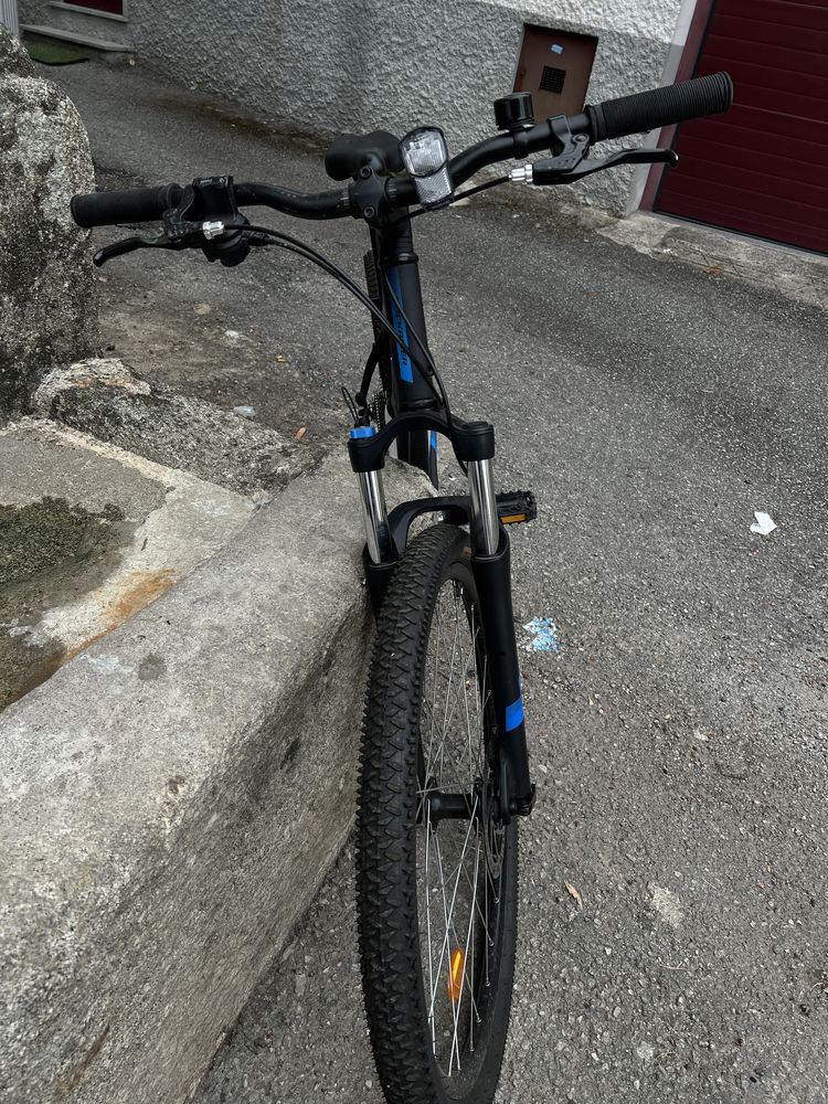 Bicicleta azul em perfeito estado