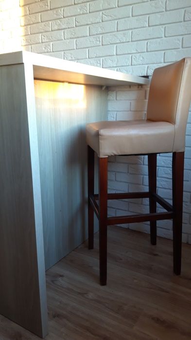 Zestaw stół i dwa Hokery