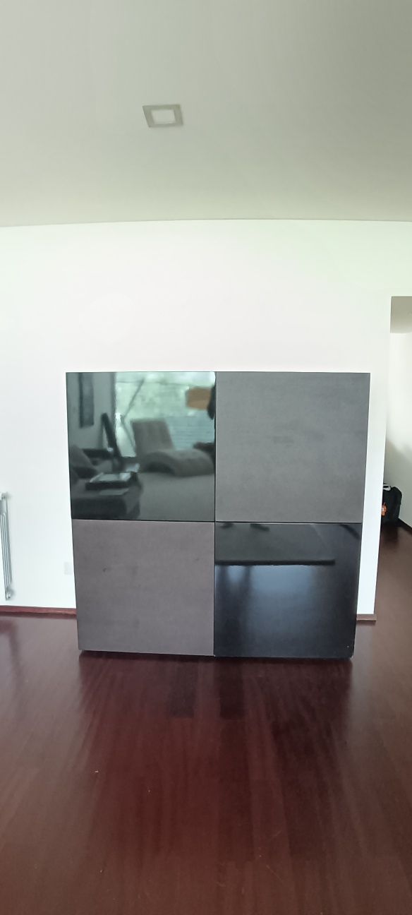 Aparador de cor preto estilo minimalista em bom estado
