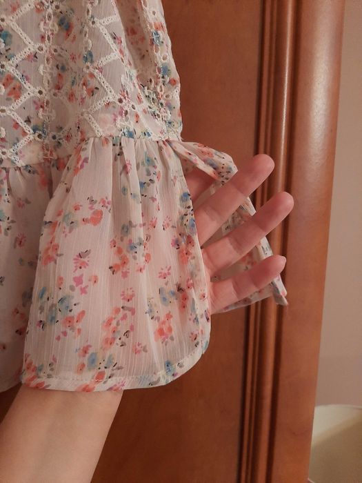 Bluzka na lato Stradivarius różowa lekka zwiena w kwiatuszki falbanka
