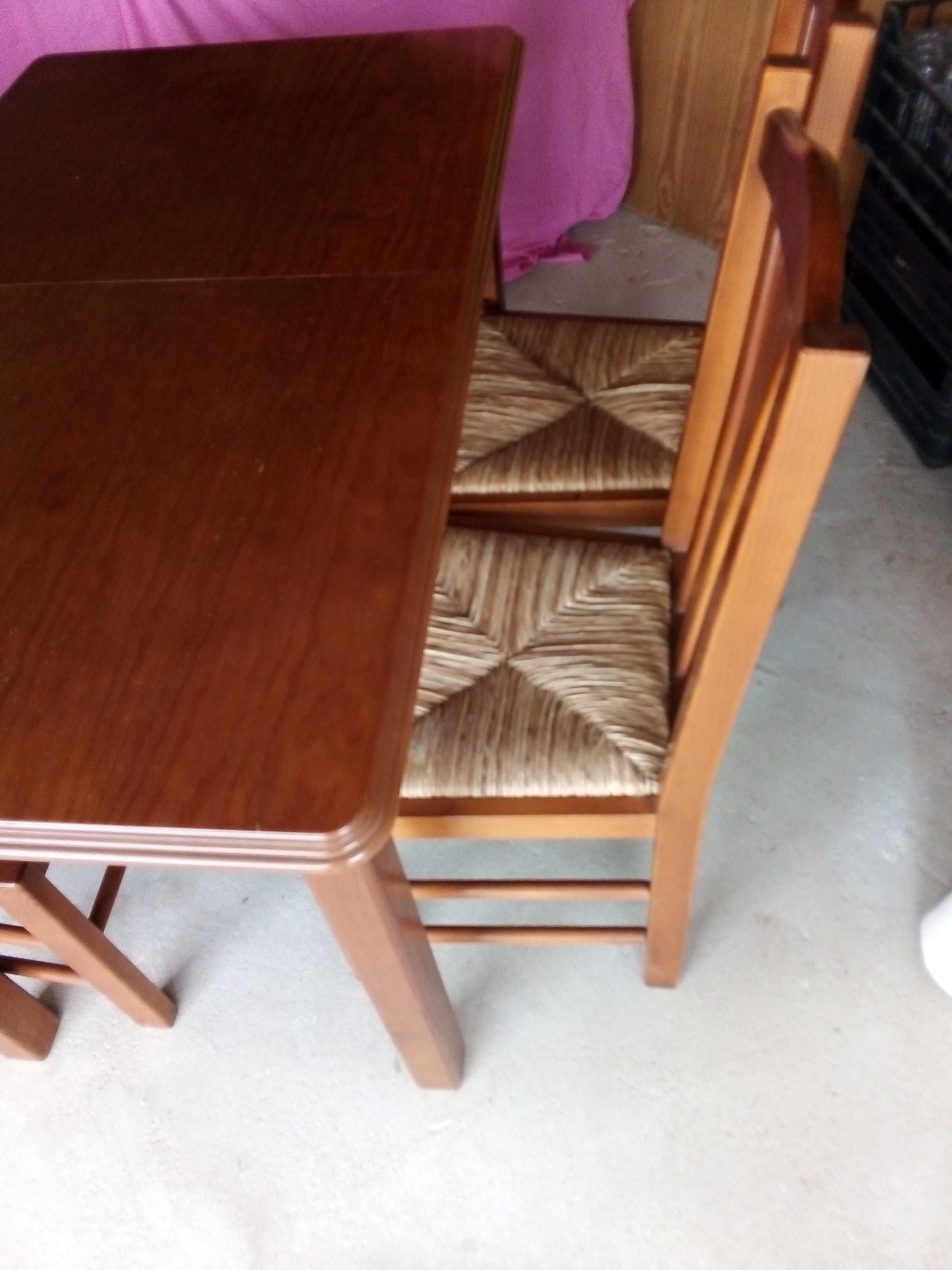 Conjunto de mesa e quartro cadeiras