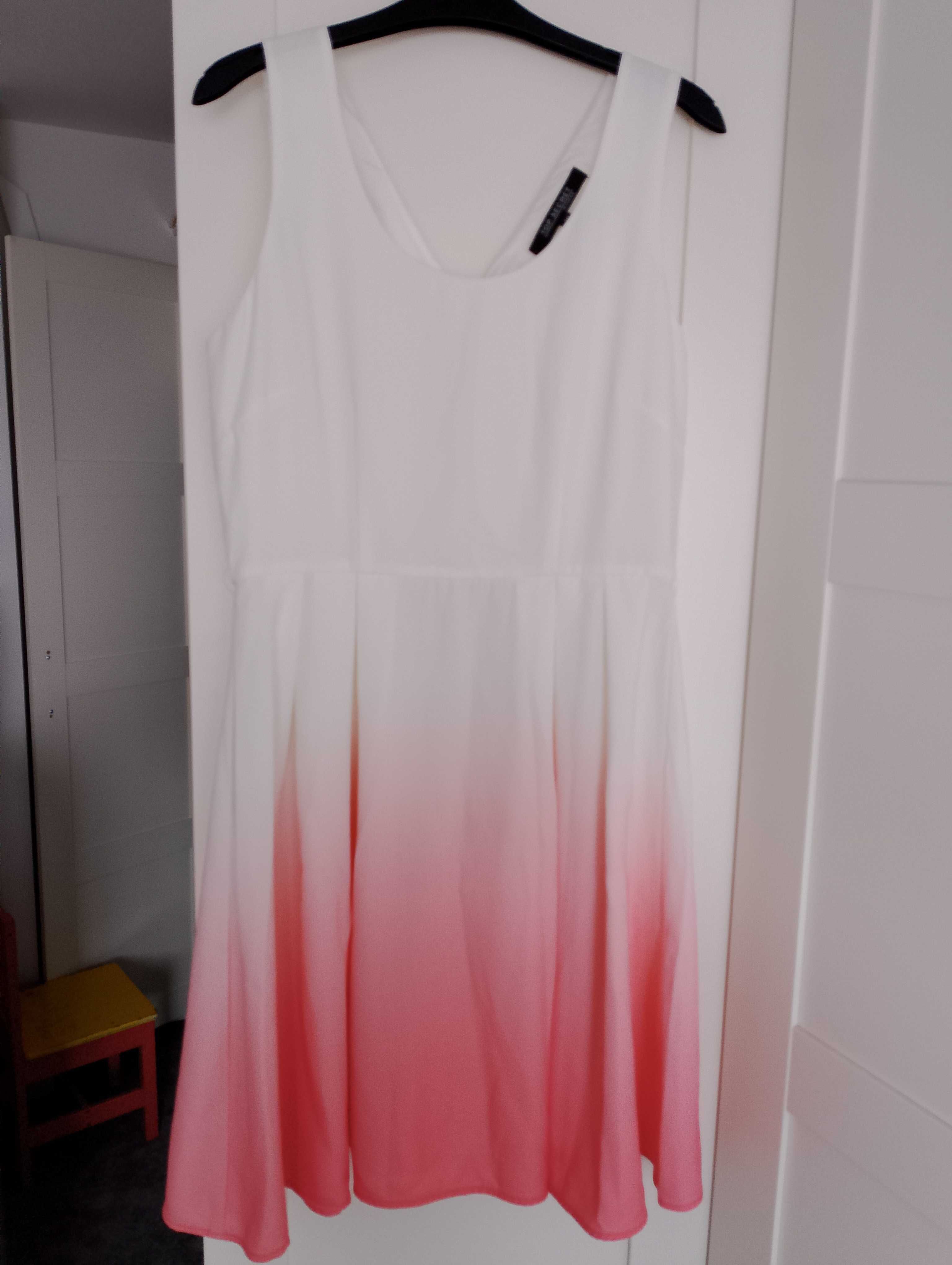Sukienka z paskiem w kolorze bialo-pomarańczowym