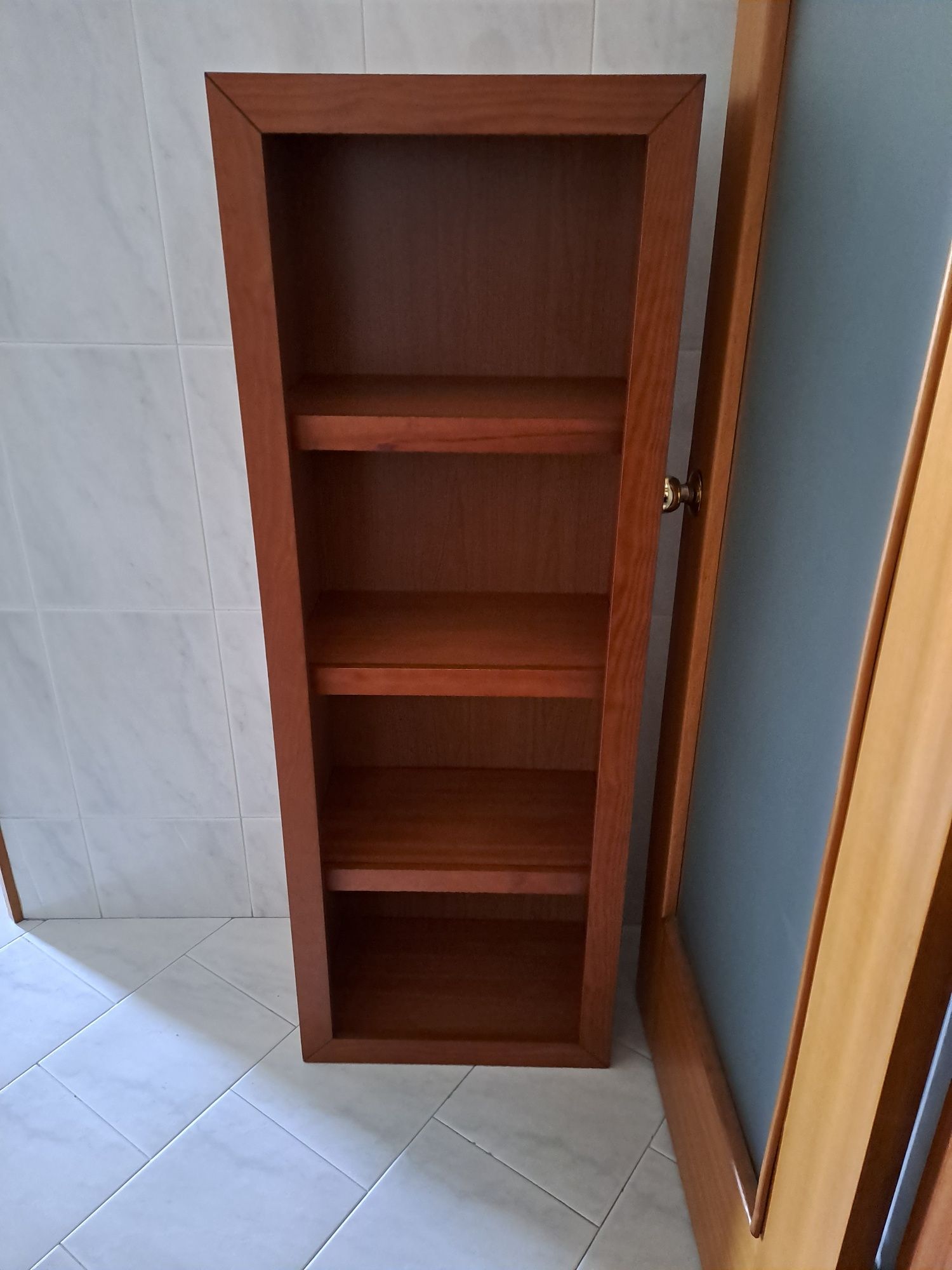Móvel de sala em madeira cerejeira