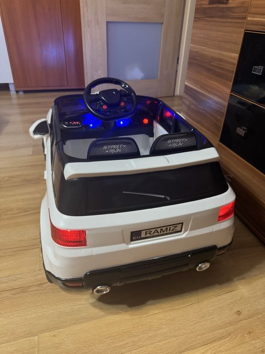 HL1638 Biały samochód na akumulator