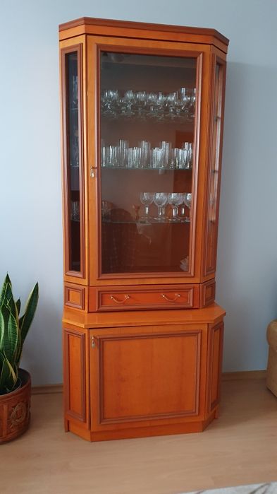 Witrynka z regałem