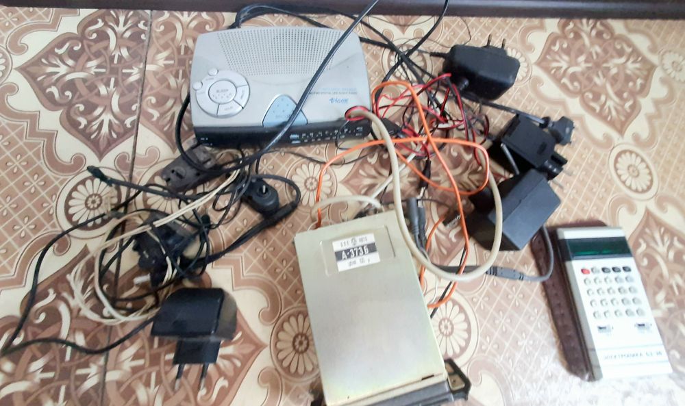 Автомагнітола стара та зарядки