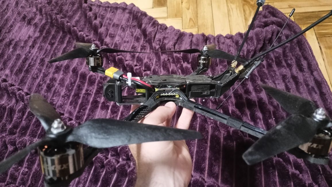 Дрон на цифрі 9" DJI
