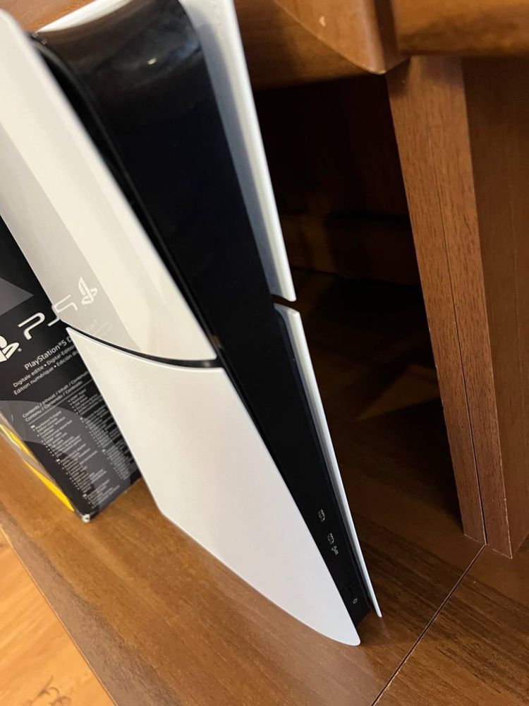 Продаю приставку PlayStation 5 Slim 1tb в ідеальному стані