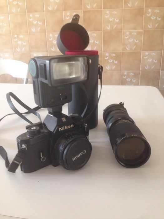 Máquina fotográfica Nikon com flash e objectiva
