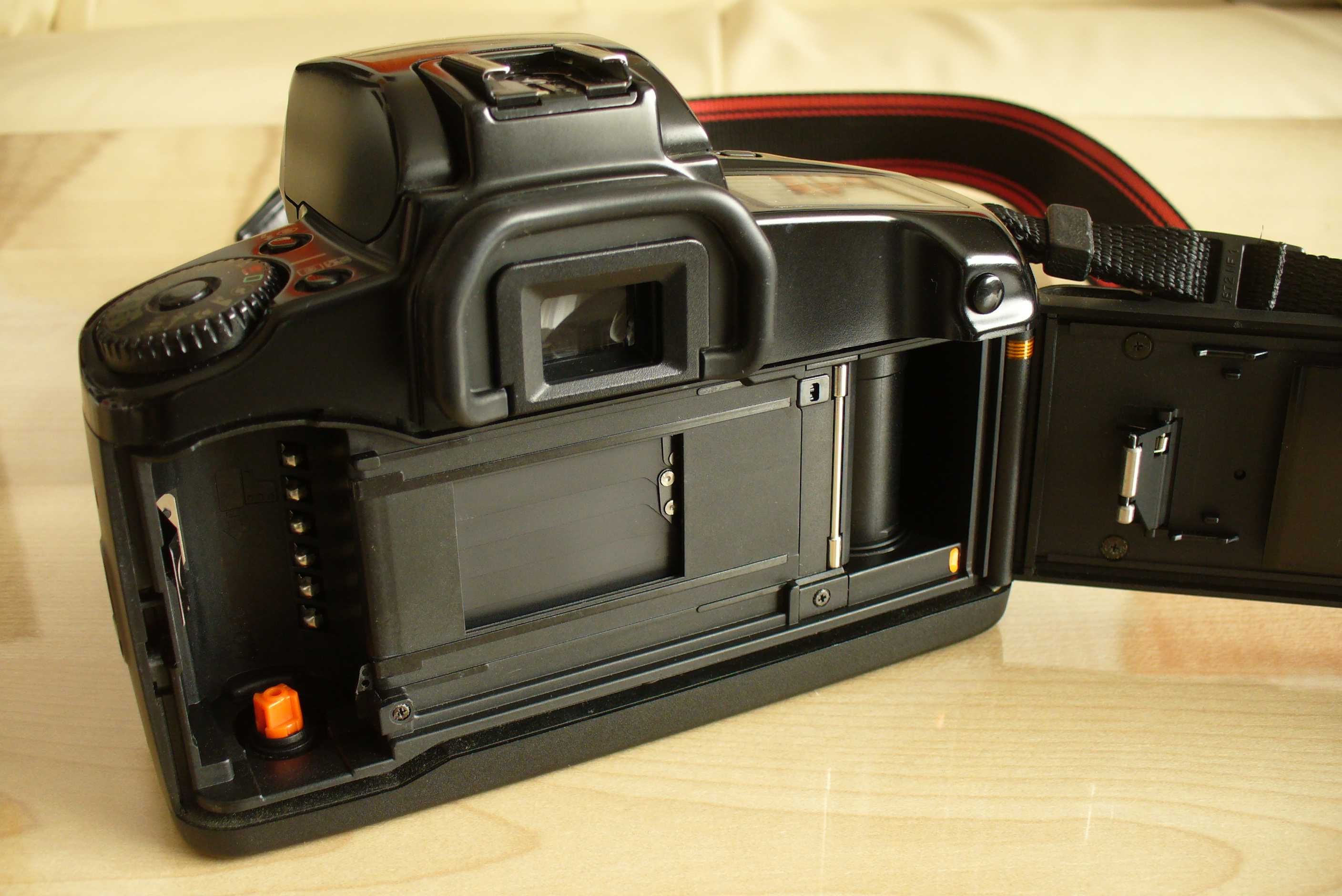 Aparat analogowy Canon EOS Elan (EOS 100) z akcesoriami.