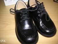 Sapatos pretos de cerimónia