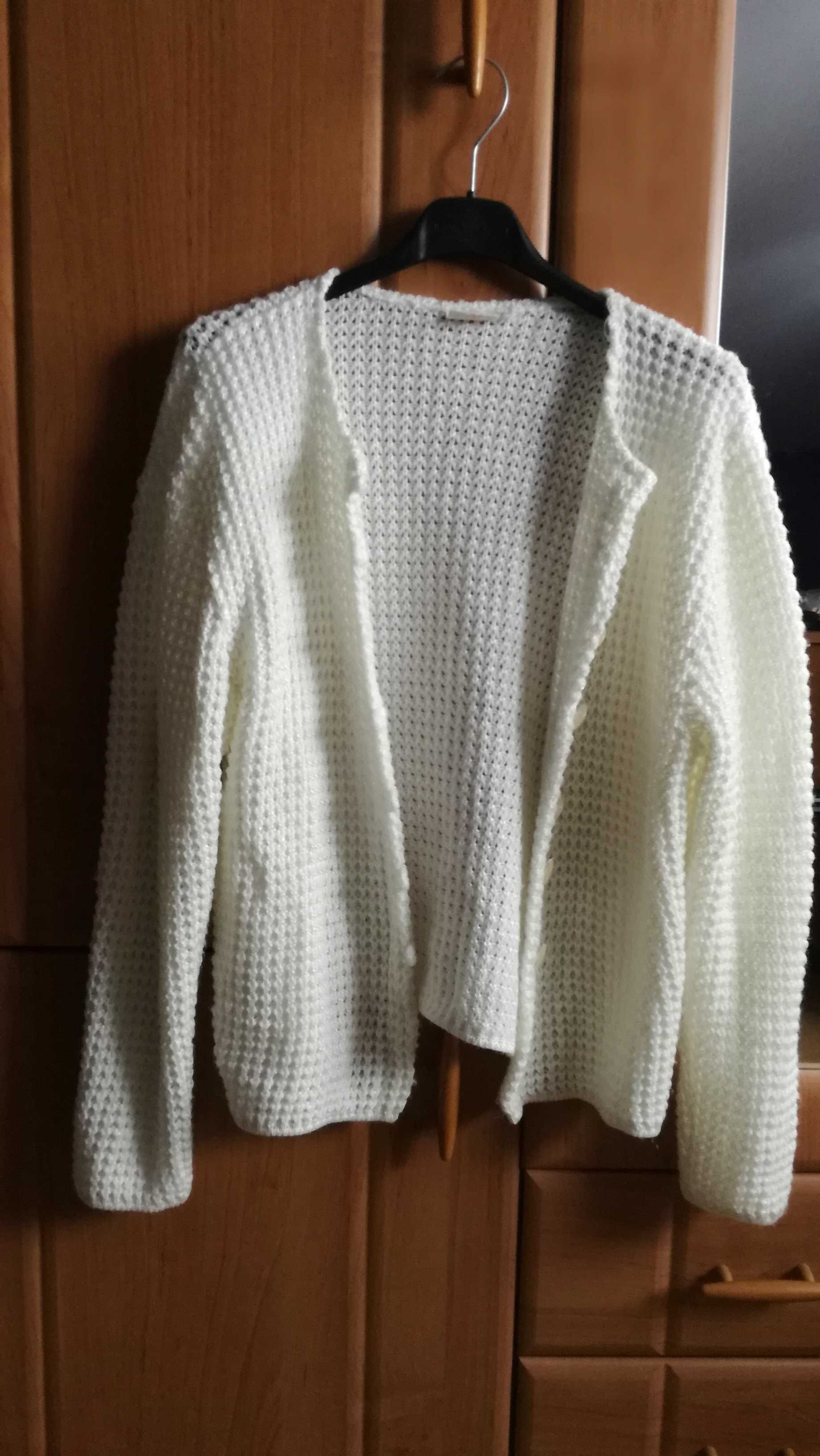 Biały rozpinany sweterek