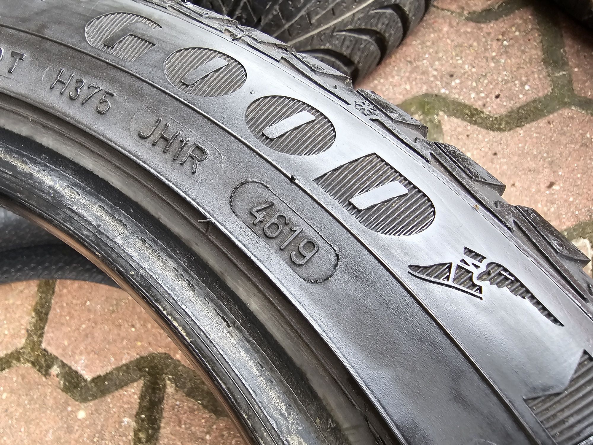 Komplet opon całorocznych 215/45R16 90V GoodYear Vector 4Seasons