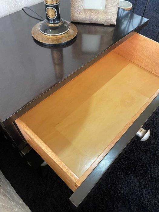 Cama de casal com cabeceira estofada e mesas de cabeceira incluídas