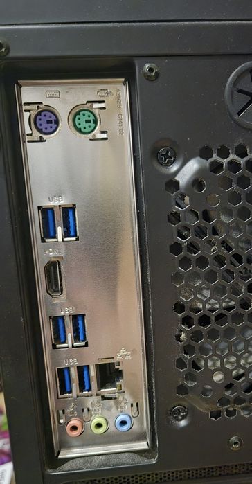 Komputer stacjonarny bez karty graficznej i dysku