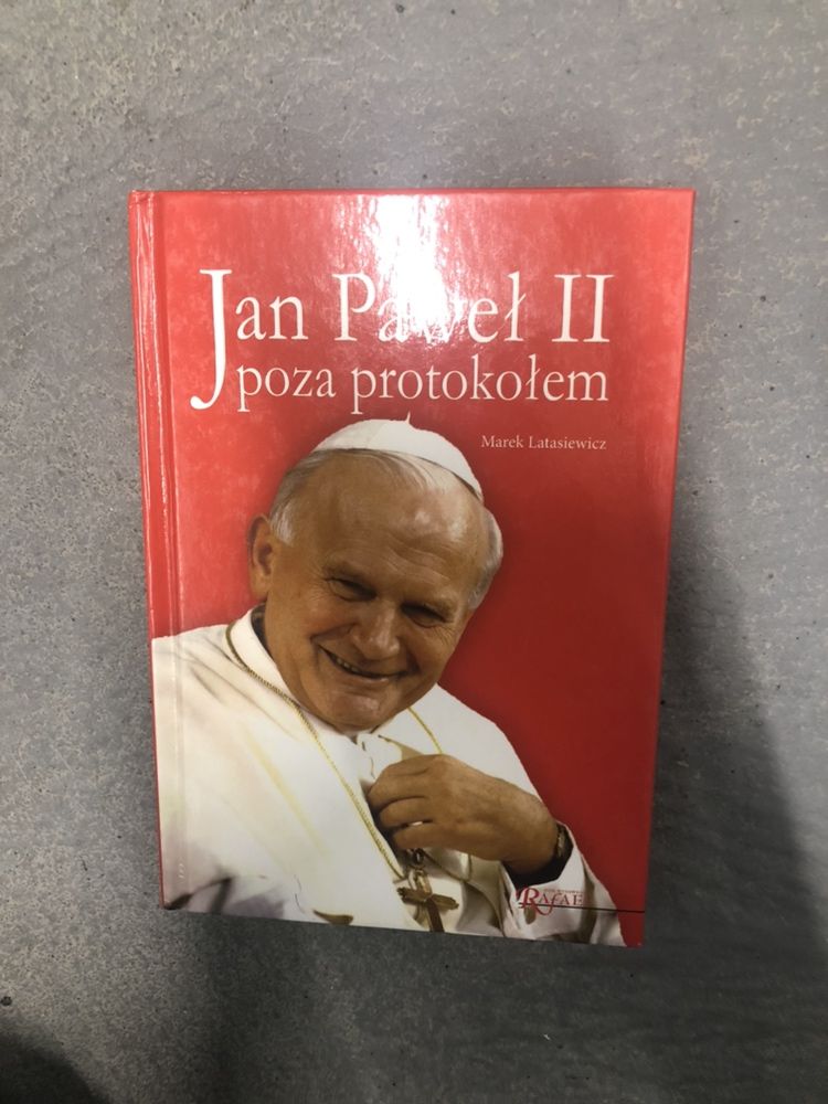 Ksiazka Jan Pawel II poza protokołem