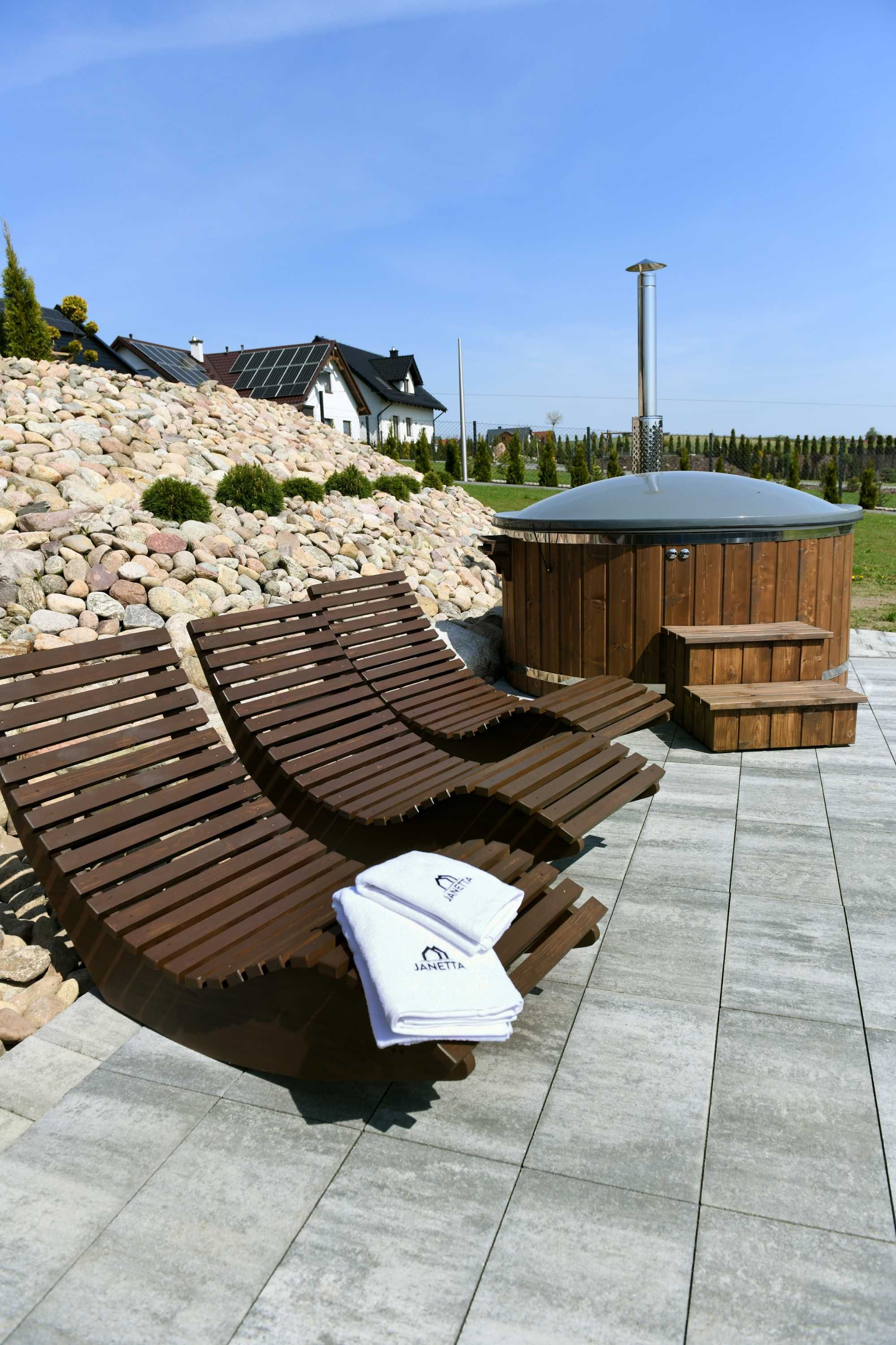 Apartament JANETTA -  domek całoroczny nad jeziorem z balią i jacuzzi