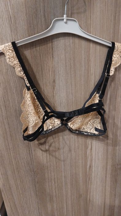 Koronkowy biustonosz, miękki stanik ozdobny, falbanka, strapsy