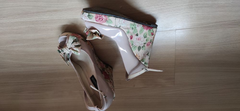 Sapatos de salto alto (cunha)