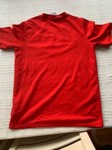 Czerwona koszulka z białym pasem na piersi Nike