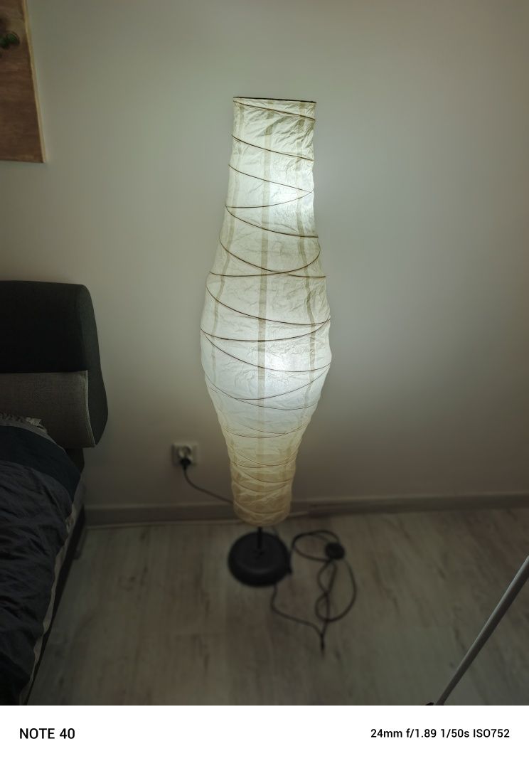 Duża lampka podłogowa