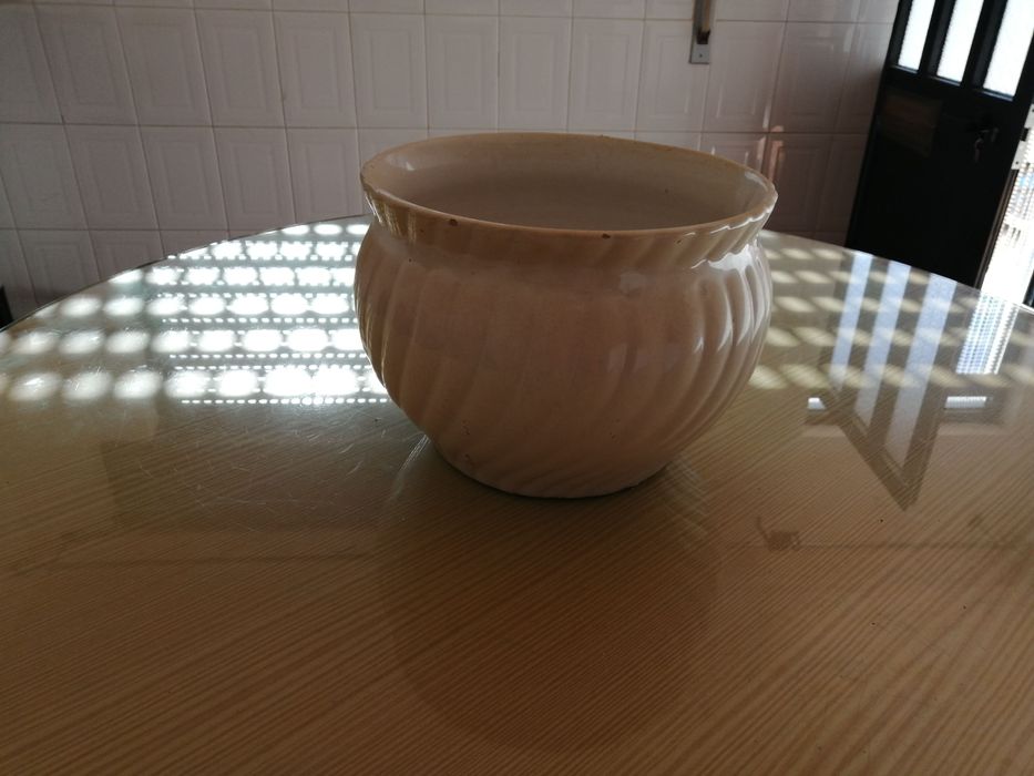 vaso antigo branco de grandes dimensões