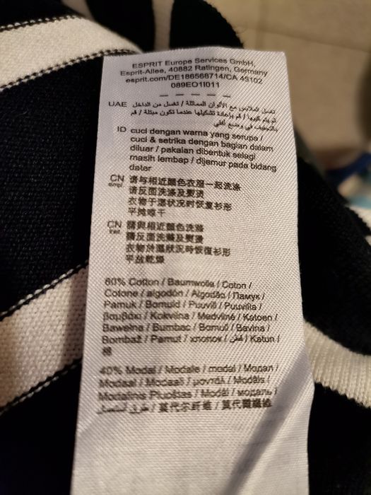 Sweterek w białe pasy