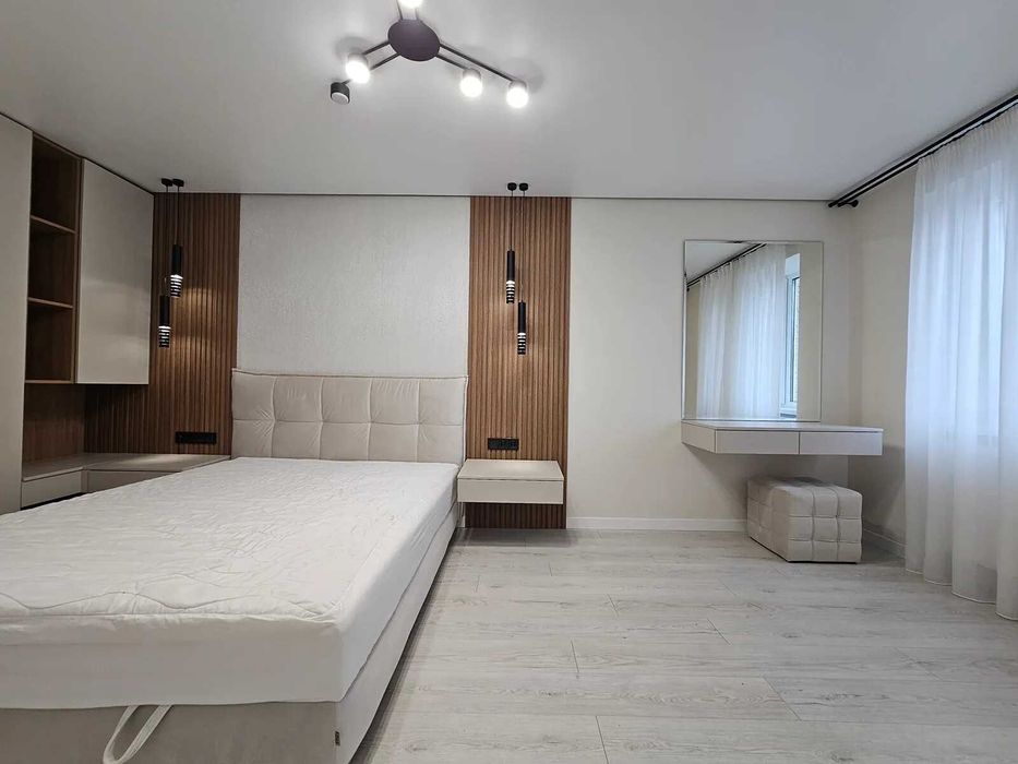 Двокімнатна з кухнею-студією біля стометрівки