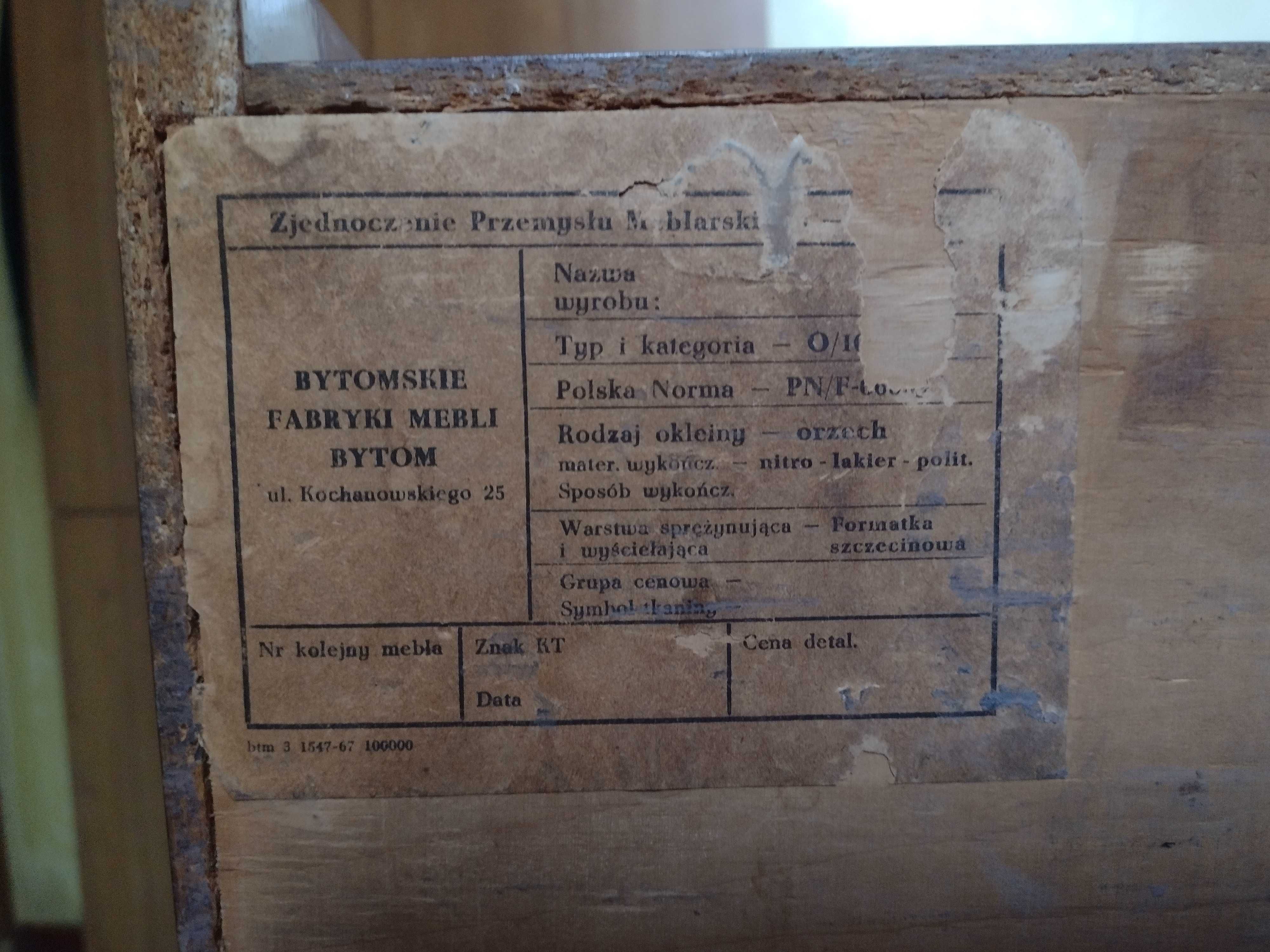 Sprzedam mała komodę z Bytomskiej fabryki mebli (lata 60)