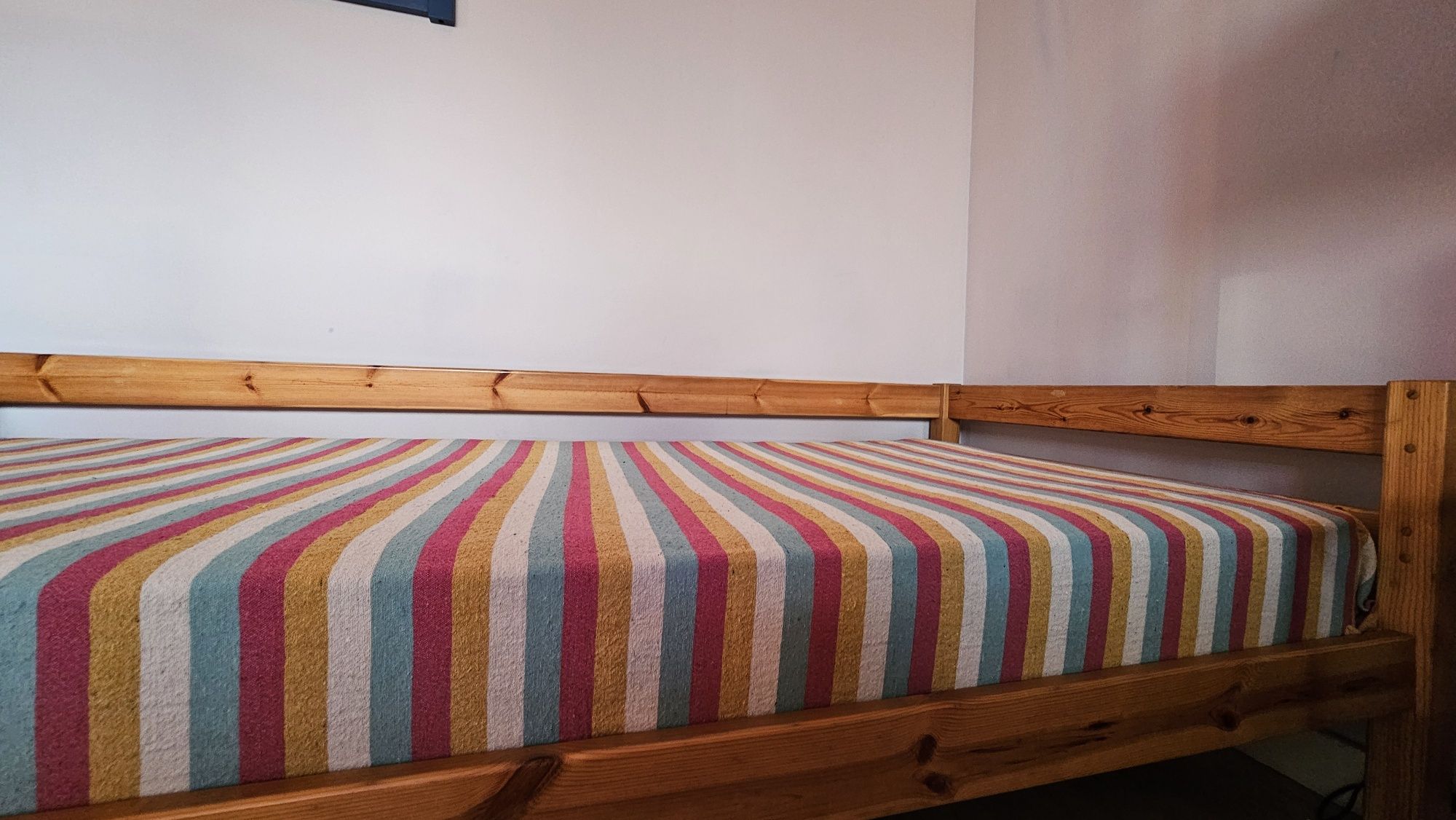 Cama Solteiro em pinho mel com colchão