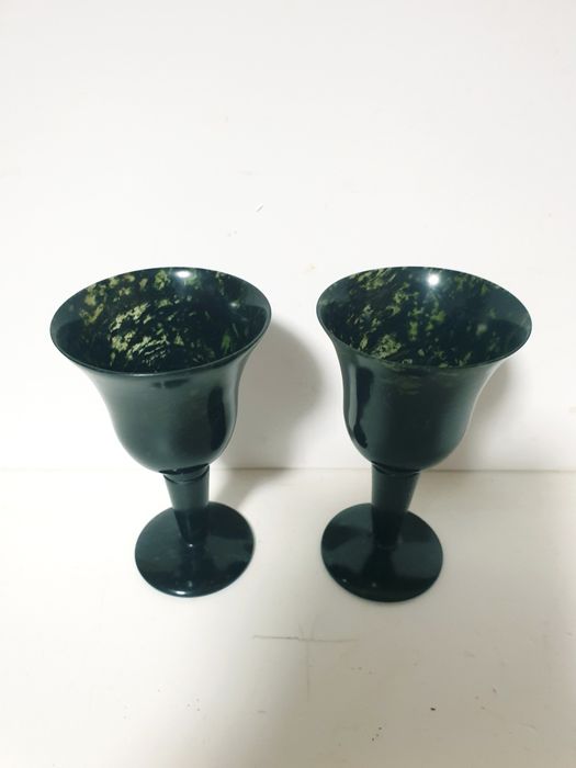 Par de  lindos antigos copos em jade espinafres