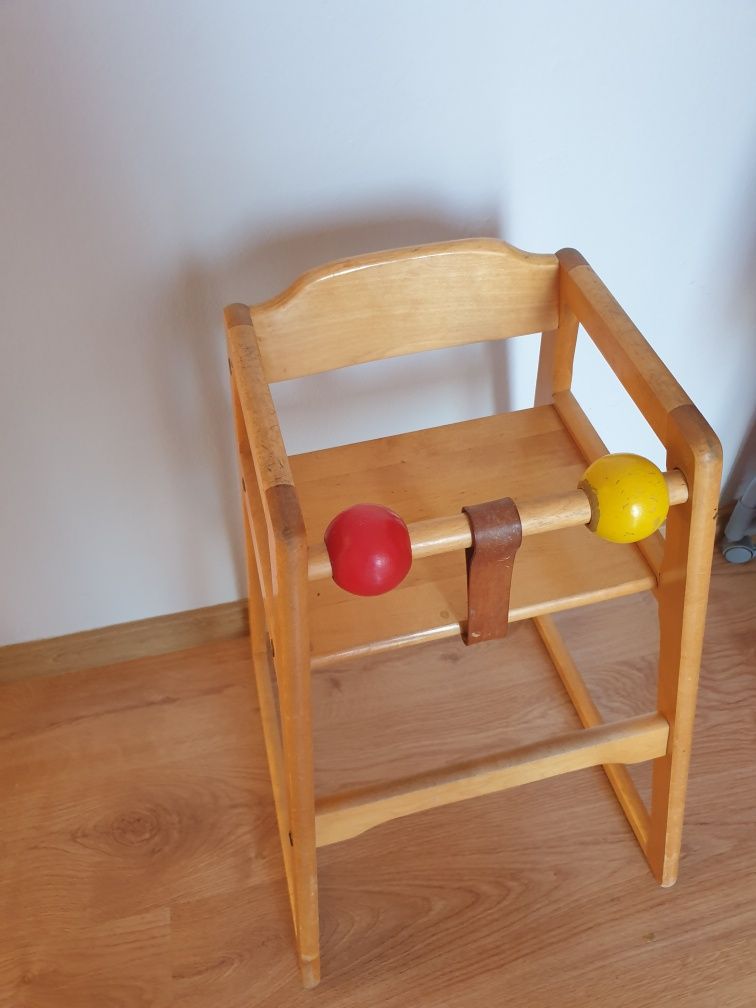 Krzeselko  do karmienia drewniane